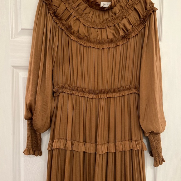 Beautiful ruffled tiered gown - Picture 2 of 2